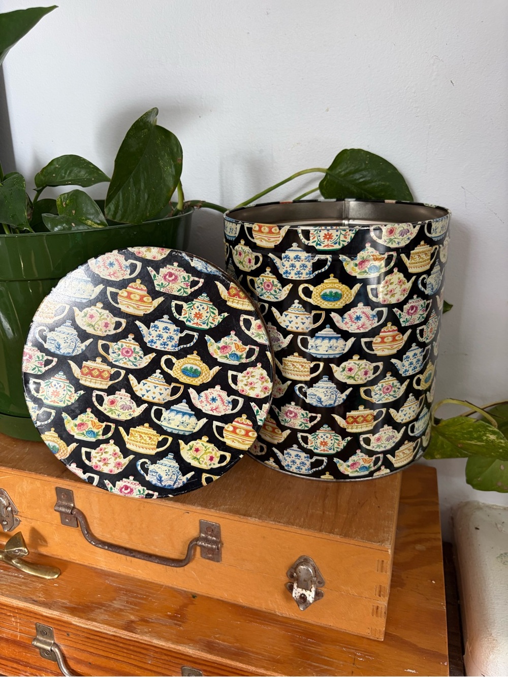 Vintage Decorative Black Teapot Pattern Storage Tin